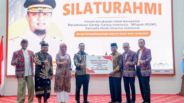 Gubernur Sulsel, Andi Sudirman Sulaiman menyerahkan Dana Hibah Rp1 miliar rupiah untuk Forum Kerukanan Umat Beragama (FKUB) Provinsi Sulsel sebesar Rp1 miliar.