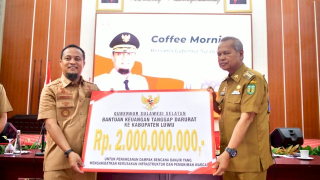 Bupati Luwu Basmi Mattayang Menerima Bantuan keuangan Dari Pemerintah Provinsi Yang di Serahkan Gubernur Sulsel