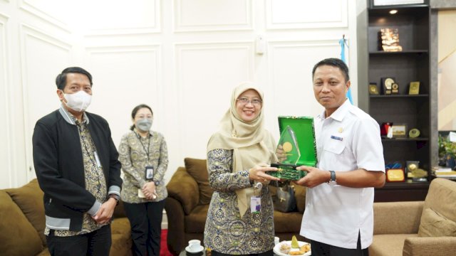 Penjabat (PJ) Sekertaris Daerah (Sekda) Provinsi Sulawesi Selatan (Sulsel), Andi Darmawan Bintang, menerima kunjungan audiens Paduan Suara Mahasiswa (PSM) Universitas Hasanuddin (Unhas) Makassar, di Ruang Kerja Sekda, Kantor Gubernur, Rabu, 24 Mei 2023.