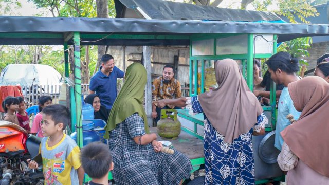 Masyarakat Desa Laikang, Kecamatan Mangarabombang, Kabupaten Takalar merasa kagum dengan sosok sederhana Gubernur Sulsel, Andi Sudirman Sulaiman.