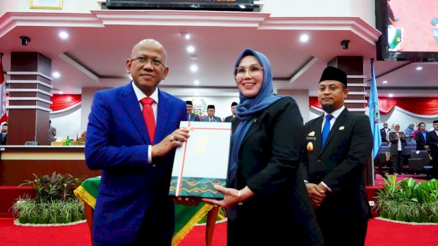 Ketua DPRD Sulsel Menerima Hasil Pemeriksaan keuangan Dari Anggota BPK VI Pius Lustrilanang