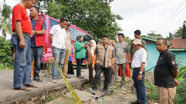Sekretaris Daerah Muh Ali Saleng memantau aktifitas posko bantuan dan pengungsian korban tanah bergeser di Dusun Sappang Desa Borong Kecamatan Herlang, Jumat, 26 Mei 2023