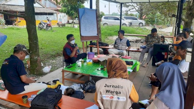 Pranata Humas Dinas Komunikasi, Informatika, Statistik dan Persandian (Diskominfo-SP) Kabupaten Luwu Utara, Lukman Hamarong, memenuhi undangan Jurnalis Warga Sureq Luwu Utara untuk sharing pengalaman dan berbagi tips menulis berita pada kegiatan Mentoring Jurnalis Warga, Sabtu (27/5/2023), di Lokasi Wisata Tirosoe, Baebunta.