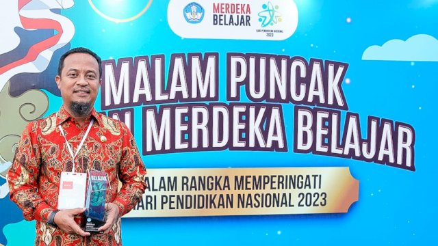 Gubernur Sulsel Andi Sudirman Sulaiman Memegang Plakat Penghargaan 
