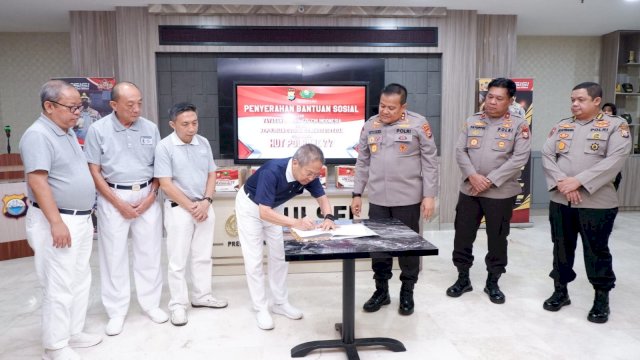 Kepolisian Daerah (Polda) Sulsel menerima&nbsp; bantuan 5.000 Paket sembako dari Yayasan Buddha Tzu Chi yang akan dibagikan untuk warga yang membutuhkan, utamanya yang terdampak Pasca &nbsp;pandemi&nbsp;COVID-19 di Provinsi Sulsel.