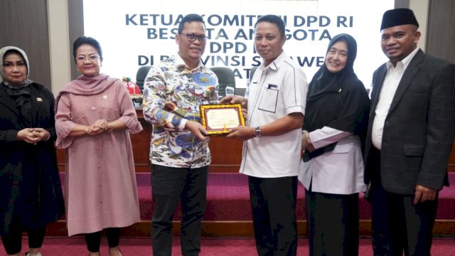 Ketua Komite III DPD RI Hasan basri Didampingi Anggota DPD RI Asal Sulsel Lily Ameli Salurapa Menerima Plakat Dari Penjabat Sekretaris Daerah proivinsi Sulsel Andi Darmawan Bintang