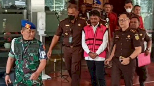 Tersangka Korupsi Pembangunan BTS 4G, Johnny F G Late Saat di Giring Keluar dari Gedung Kejaksaan Agung RI 