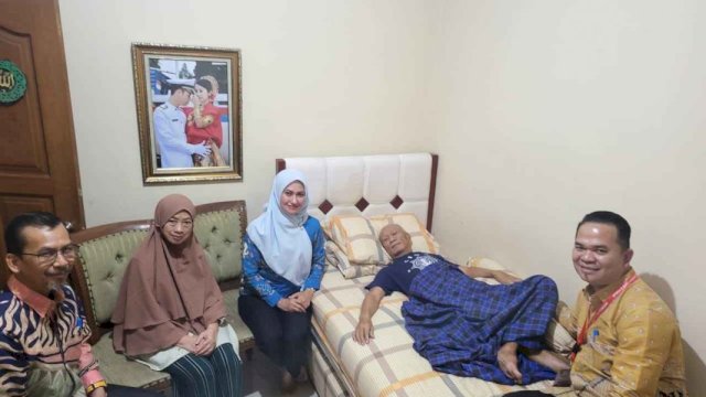 Jenguk Datu Luwu Yang Terbaring Sakit, Bupati Lutra: Mari Kita Doakan Agar Segera Pulih
