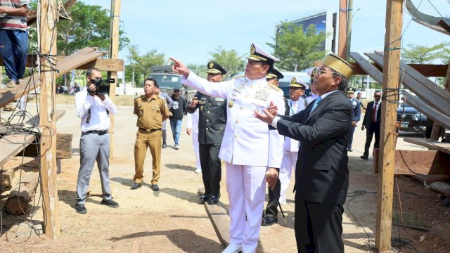 Panglima TNI Laksamana Yudo Margono 
 DIdampingi Walikota makassar Mohammad Ramdhan Danny Pomanto Menlihat Pembangunan Miniatur Kapal Pinisi di Anjungan pantai Losari 
