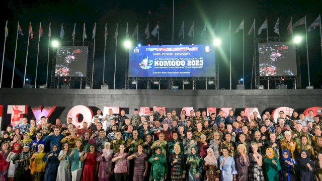 Ketua TP PKK Kota Makassar Hadiri Welcome Dinner MNEK 2023 Di Anjungan Pantai Losari
