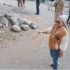 Nunung Dasniar Pantau Perbaikan Jalan Bangkala
