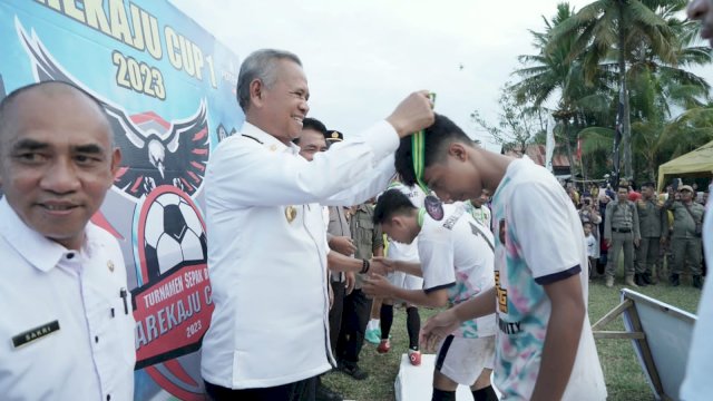 Bupati Luwu Apresiasi Kekompakan Pemuda Parekaju Gelar Turnamen Sepakbola