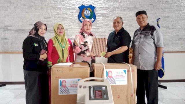 Aliyah Mustika Serahkan Bantuan Alkes ke RSUD Andi Sultan Daeng Radja