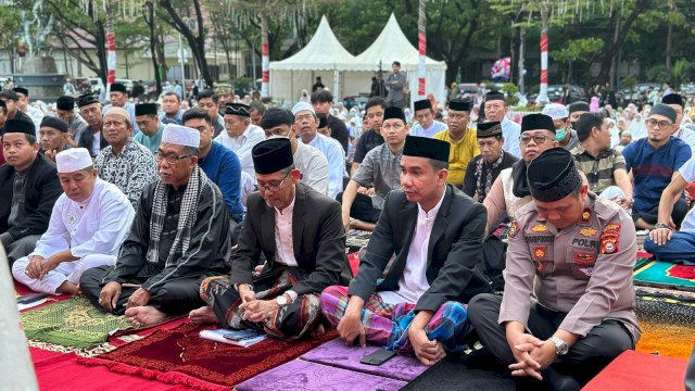 Ketua DPRD Rudianto Lallo Laksanakan Salat Idul Adha di Anjungan Pantai Losari AQ