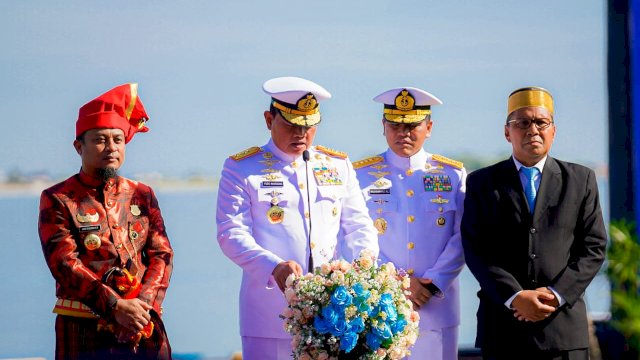 Gubernur Sulawesi Selatan, Andi Sudirman Sulaiman mendampingi Panglima TNI, Bapak Laksamana TNI Yudo Margono membuka kegiatan latihan bertaraf internasional 4th Multilateral Naval Exercise Komodo (MNEK) 2023 di Pelabuhan Soekarno Hatta, Makassar, Senin, 5 Juni 2023.