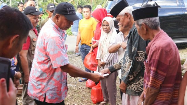 Bupati Bul;ukumba Andi Muchtar Jusuf meyerahkan Santunan kepada Warga Korban bencana Alam 