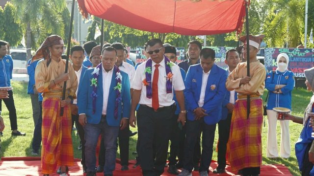 Bupati Bulukumba Andi Muchtar Ali Yusuf menghadiri pelatikan pengurus DPD KNPI Kabupaten Bulukumba Periode 2023-2026 yang digelar di lapangan Pemuda Bulukumba, Senin sore, 5 Juni 2023. Pelantikan ratusan pengurus KNPI Bulukumba ini berlangsung semarak.-