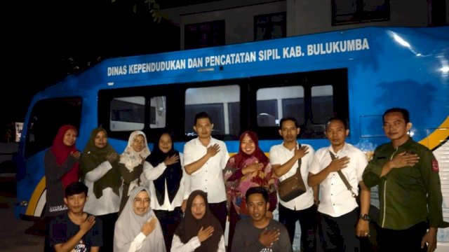 Dinas Kependudukan dan Pencatatan Sipil (Disdukcapil) Kabupaten Bulukumba menyisir 10 Kecamatan untuk perekaman KTP elektronik. Layanan jemput bola ini, tembus sampai malam.