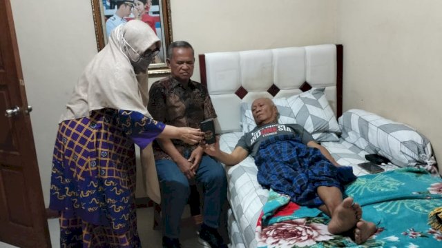 Bupati Luwu, Dr. Drs. H. Basmin Mattayang menjenguk Datu Luwu, Andi Maradang Opu To Bau yang terbaring sakit di kediaman pribadinya di Jakarta, Minggu (07/06/2023).