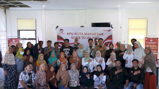 Komisi pemilihan Umum (KPU) Kota Makassar bersama PPK Divisi Sosdiklih Parmas dan SDM se-Kota Makassar melakukan sosialisasi "KPU Makassar Goes to Island" di Pulau Barrang Lompo, tepatnya di Aula Kantor Kecamatan Sangkarrang