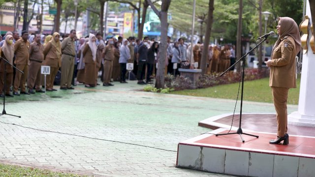 Wakil Wali Kota Makassar, Fatmawati Rusdi pimpin apel pagi di halaman kantor Balai Kota, Senin (12/06/2023).
