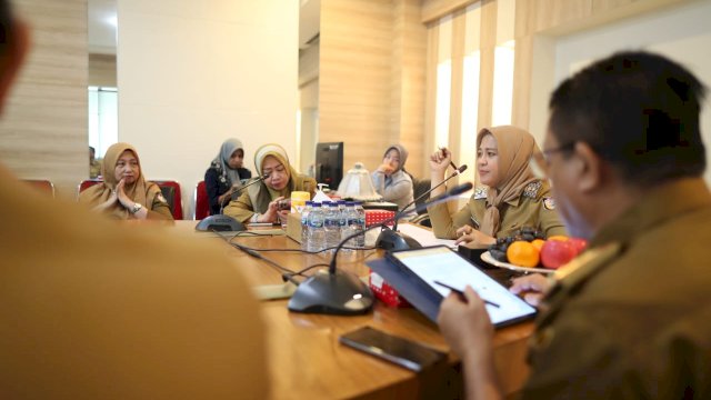 Wakil Wali Kota Makassar, Fatmawati Rusdi pimpin rapat koordinasi bahas tuntas terkait pengentasan kemiskinan ektrem di Kota Makassar, Senin (12/06/2023).
