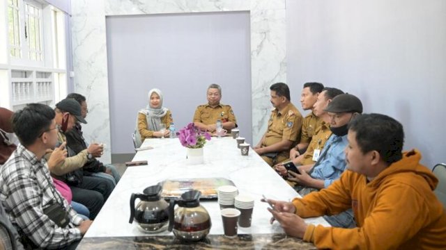 Pemerintah Provinsi (Pemprov) Sulawesi Selatan menyerahkan bantuan sosial (Bansos) menggunakan Data Terpadu Kesejahteraan Sosial (DTKS) terdiri dari 3 jenis bantuan diantaranya bantuan Kelompok Usaha Bersama (KUBE), Bantuan Disabilitas dan Bantuan eks Penderita Kusta.
