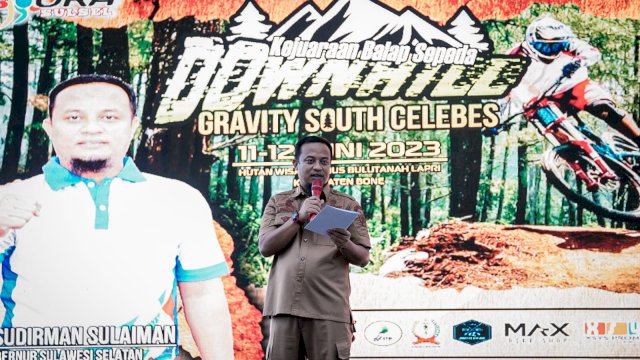 Gubernur Sulawesi Selatan, Andi Sudirman Sulaiman menutup secara resmi Kejuaraan Balap Sepeda Downhill Gravity South Celebes di Hutan Wisata Pinus Bulutanah, Kecamatan Lappariaja, Kabupaten Bone, Senin 12 Juni 2023.