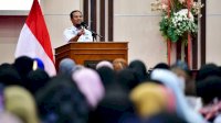 Gubernur Sulsel Andi Sudirman Serahkan SK Kenaikan Jabatan Fungsional 856 PNS