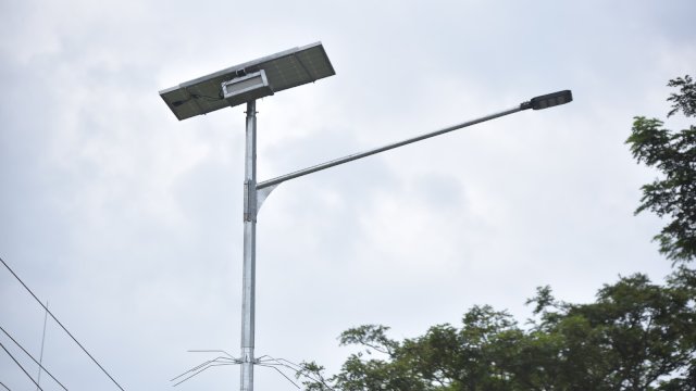 Sebanyak 92 lampu jalan panel surya saat ini tengah dalam proses pemasangan dari perbatasan Luwu-Luwu Utara hingga ke perbatasan Luwu Utara-Luwu Timur.