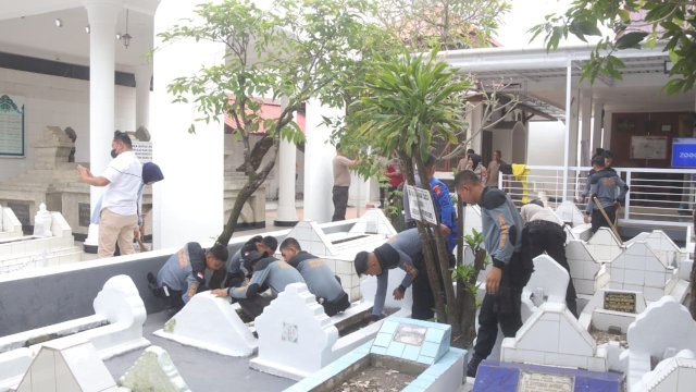 Sambut Hari Bhayangkara, Polda Sulsel Laksanakan Revitalisasi Situs Religi