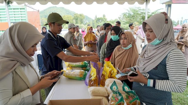 Pemerintah Kabupaten Luwu dalam hal ini Dinas Ketahanan Pangan menggelar Pasar murah sebagai bentuk Gerakan Pangan Murah untuk menjaga stabilitas pasokan dan harga pangan di lapangan Andi Djemma Belopa, Kelurahan Senga Kecamatan Belopa, Senin (26/6/2023)
