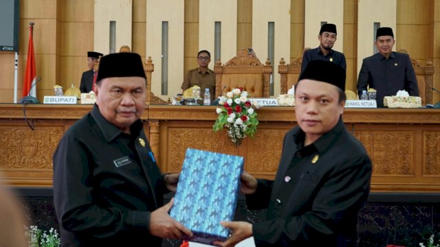 Sekretaris Daerah Kabupaten Luwu, Drs. H. Sulaiman, MM menyerahkan naskah Rancangan peraturan daerah (ranperda) tentang pertanggungjawaban pelaksanaan APBD Kabupaten Luwu tahun anggaran 2022 kepada Ketua DPRD, Rusli Sunali pada rapat paripurna di kantor DPRD Luwu, Kelurahan Senga Kecamatan Belopa, Senin (26/6/2023)
