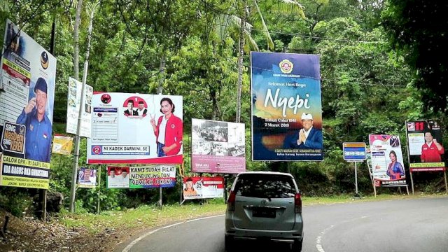 Usai penyerahan daftar Calon Legislatif Sementara oleh Partai Politik ke Komisi Pemilihan Umum (KPU) Sejumlah Atribut alat kampanye (APK) kini mewarnai sejumlah ruas dan sudut jalan di kota Makassar&nbsp;