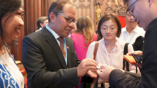 Kecerdasan Wali Kota Makassar Moh Ramdhan Pomanto dalam membangun sebuah kota berdaya tahan menarik perhatian peserta Brussel Urban Summit di Belgia.