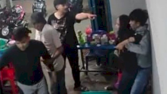 Dua Abang Jago Kambuhan Pengeroyok  Pengunjung Warung Coto Resmi Jadi Tersangka