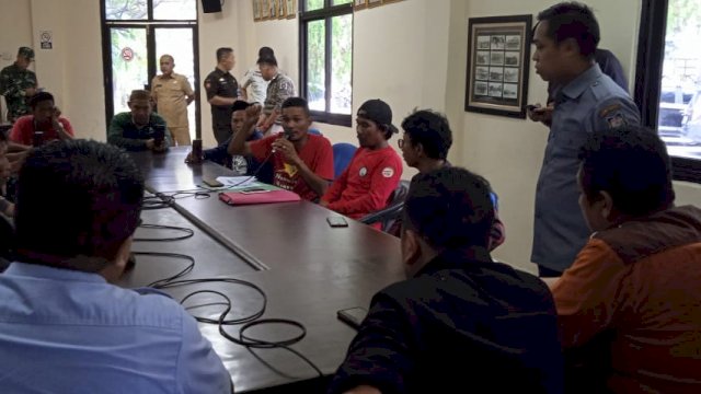 Anggota DPRD Kota Makassar, H. Arifin Dg Kulle (Komisi C) bersama Ari Ashari Ilham dan Azwar (Komisi B) kembali menerima aspirasi sejumlah pedagang Terminal Makassar Metro, Selasa siang (16/5/2023).