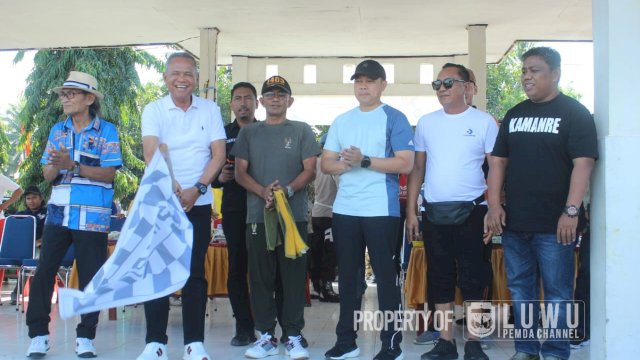 Bupati Luwu Basmin Mattayang, melepas Peserta Jalan Santai dalam Rangkay Hut Kecamatan Kamanre