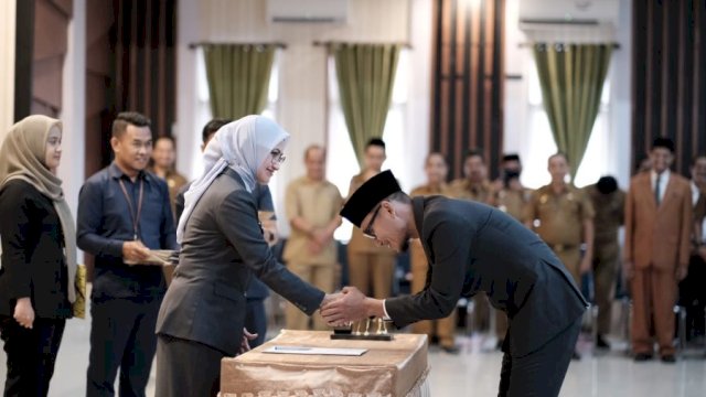 Bupati Luwu Utara, Indah Putri Indriani Melantik Ajie Saputra sebagai sebagai Kepala Dinas Perdagangan, Perindustrian, Koperasi dan UMKM (DP2KUKM) setelah dilantik dan diambil sumpahnya oleh Bupati Luwu Utara, Indah Putri Indriani pada Senin lalu.