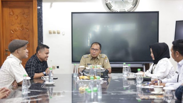 Walikota Makassar Menjamu Komisioner KPU Kota Makassar Dalam Rasngka Membahas Kirab Pemilu 2024 yang akan dipusatkan di Anjungan Pantai Losari pada 20 sampai 27 Juli, mendatang.