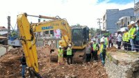 Gubernur Andi Sudirman Tinjau Lokasi Pembangunan Jembatan Sungai Malango di Torut