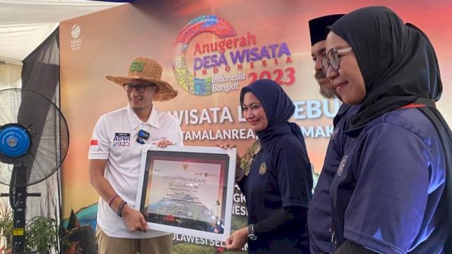 Bupati Indah Terima Penghargaan dari Menteri Sandiaga Uno untuk Desa Wisata Terbaik di Indonesia