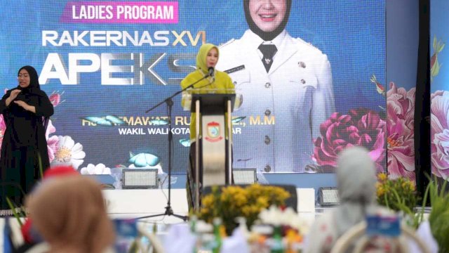 Wakil Wali Kota Makassar Fatmawati Rusdi memperkenalkan branding Makassar Kota Makan Enak dan program lorong wisata di hadapan para istri Wali Kota dan Wakil Wali Kota se-Indonesia pada acara Ladies Program APEKSI XVI yang dihelat di Benteng Rotterdam, Kamis (13/07/2023).