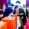 Nurdin Halid Anak Guru Yang di Beri Gelar Profesor&nbsp; Honoris Causa Teteskan Air Mata