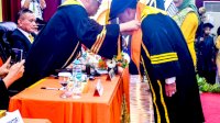 Nurdin Halid Anak Guru Yang di Beri Gelar Profesor&nbsp; Honoris Causa Teteskan Air Mata