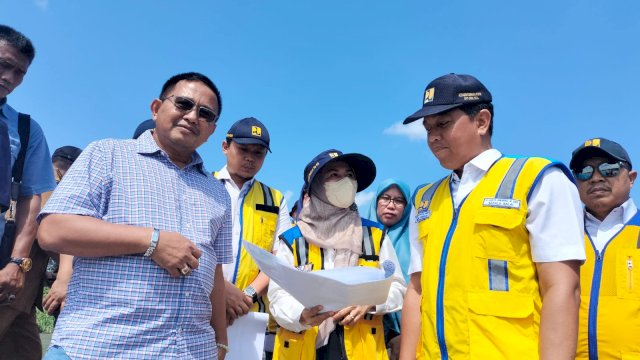 Muhammad Fauzi Didampingi Kepala BBWS Pompengan Jeneberang Tinjau Tanggul Jebol