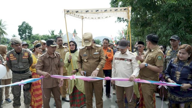 Resmikan Kantor Camat Walenrang, Bupati Luwu : Harus Dibarengi Peningkatan Pelayanan