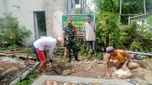 TMMD Bulukumba Bangun Jamban Rumah Warga