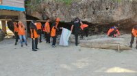 Akhir Pekan, BPBD Gelar Aksi Bersih di Pantai Tanjung Bira