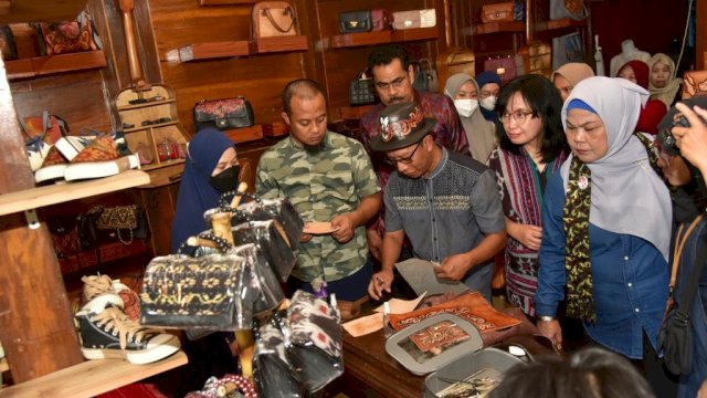 Dekranasda Sulsel Studi Tiru di Sentra Kerajinan Kulit Tanggulangin Sidoarjo Jawa Timur